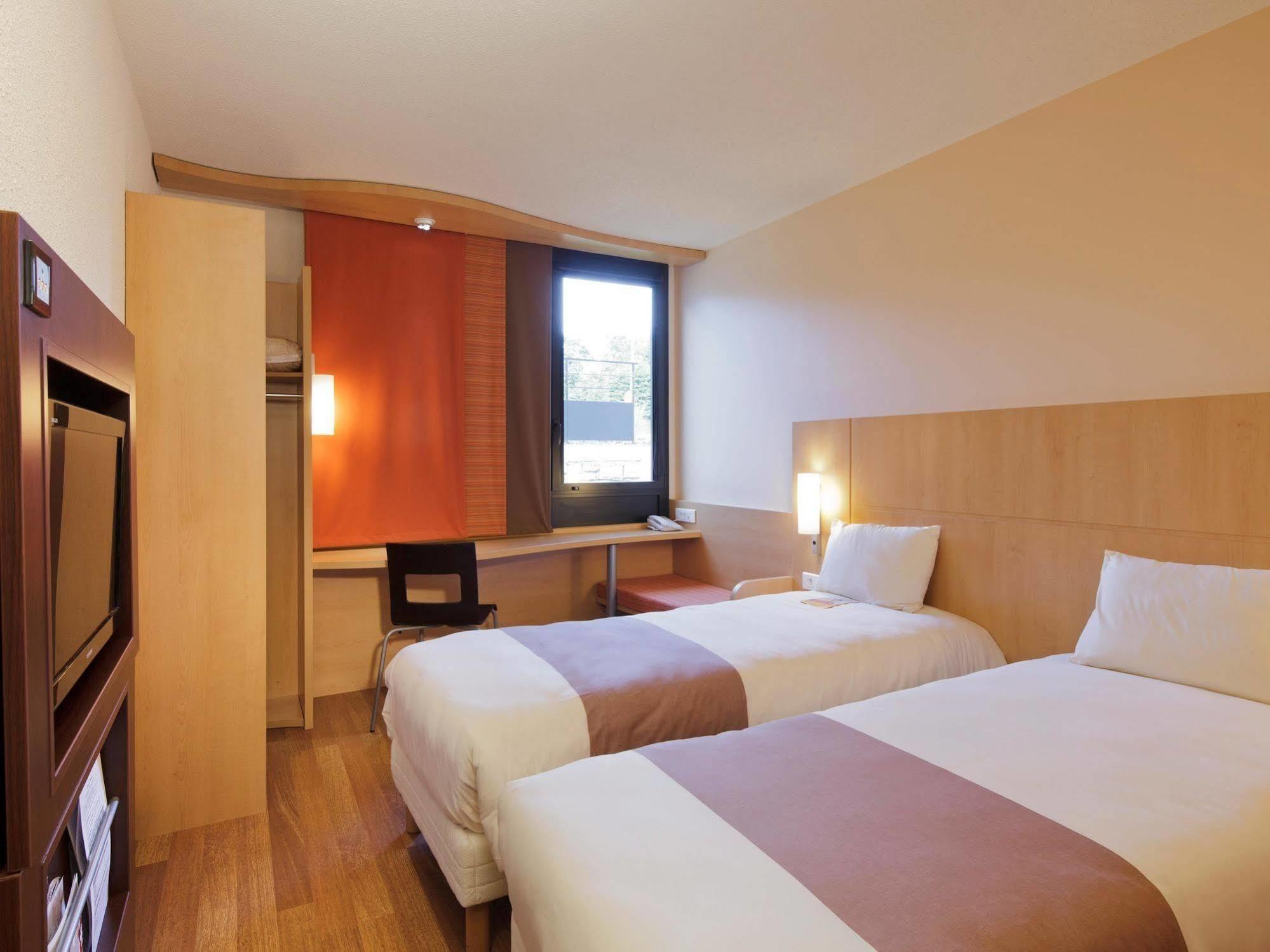 ibis Guingamp Hotel Ploumagoar Bagian luar foto
